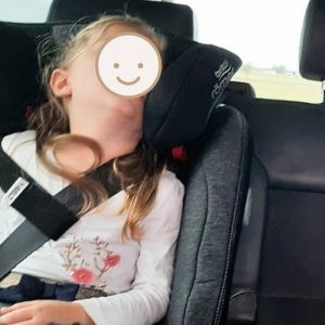 Mädchen schläft aufrecht in Kindersitz mit Y-BELT